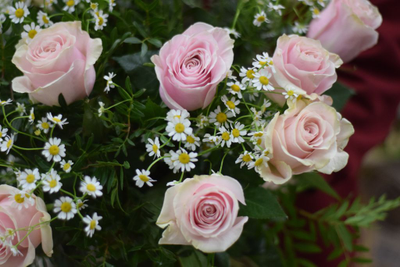 Букет из розовых роз и ромашек