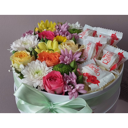 Нежная коробочка с  цветочным миксом и 5 раффаэло