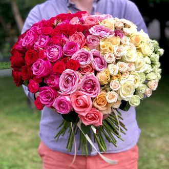 Букет 79 разноцветных роз с лентой
