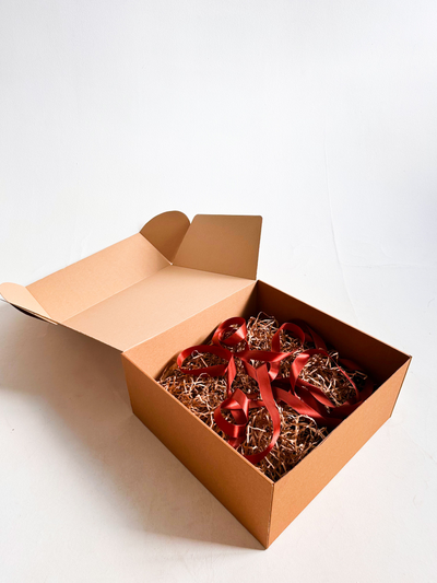 Огромная подарочная коробка GILEV 45х45х20см с коричневой лентой и наполнителем крафт