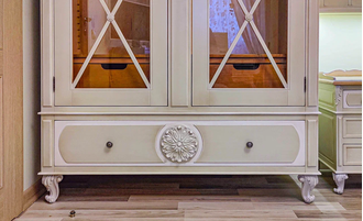 Шкаф для одежды со стеклянными дверьми с перекрестиями.