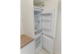 Кухня белая с антресолями