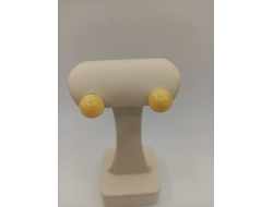 Серьги-гвоздики с матовым янтарем.