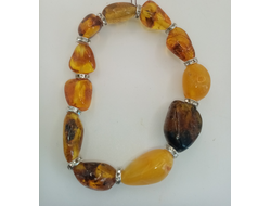 Браслет из натурального янтаря на резинке с бижутерией