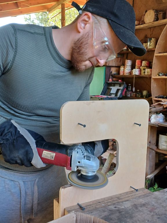 волонтер с кошкой