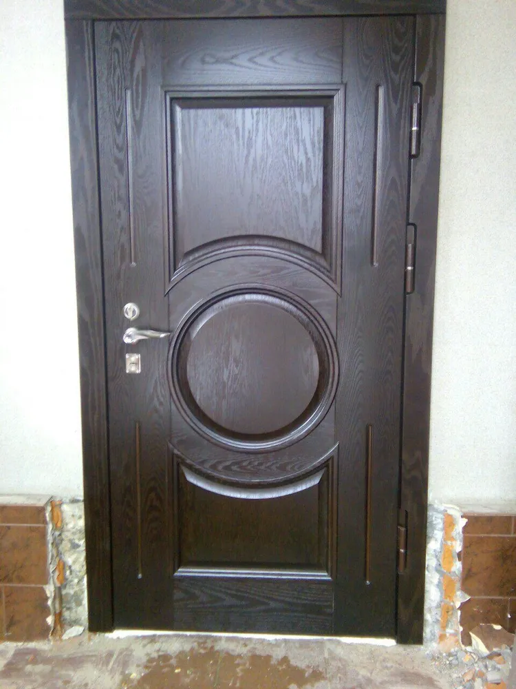 дверь элитная металлическая с панелями из дуба