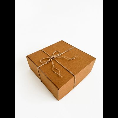 Большая подарочная коробка GILEV 37х37х14см с наполнителем и веревкой