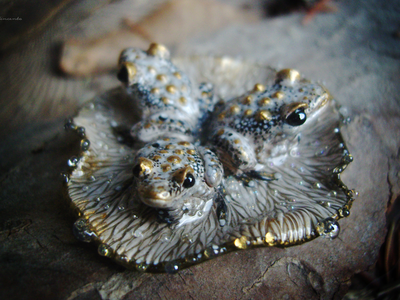 "Дочери лесного царя", волшебная брошь с лягушками и каплями (миниатюра, 4 см)