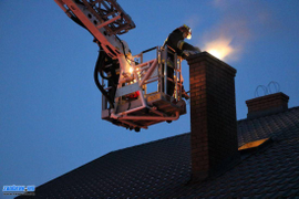Потушить огонь в дымоходе сложно, так как трудно попасть на крышу.
