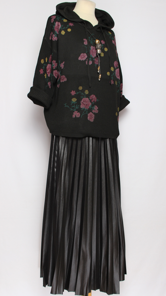 Джемпер  "ЦВЕТНОЙ КАПЮШОН крупные ЦВЕТЫ" роза черный до р.54м