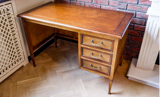 Письменный стол с тумбой справа с 3 выдвижными ящиками.