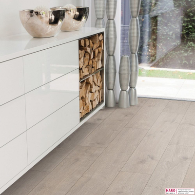Декор ламината Haro Tritty 100 Дуб Портлэнд Серый 533121 в интерьере комнаты