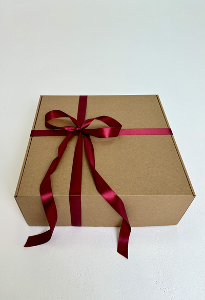 Большая подарочная коробка GILEV 37x37x14 см с бордовой лентой и наполнителем крафт