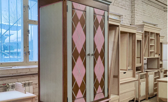 Шкаф для одежды двухстворчатый с ящиками и покраской ромбы.