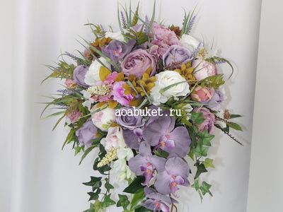 Композиция из искусственных цветов на статуэтке ангелочка. Форма капли с орхидеями