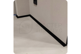 Практичное решение: установка тонкого черного плинтуса Dollken WLK 20, который не мешает расстановке мебели.