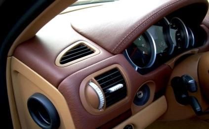 перетяжка автомобильной торпеды кожей