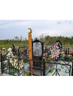 Надгробный мусульманский памятник с башней полумесяцем