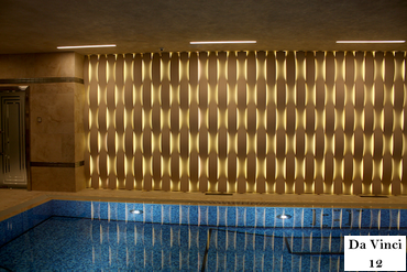 В этом бассейне использовались панели с подсветкой. Она очень красиво отражается в прозрачной воде бассейна. Панели поставлялись с теплой белой подсветкой (мы производим два варианта - теплый белый и холодный белый, под заказ возможен мультицветной RGB). 