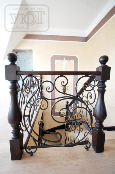 Л-5.  Ограждение - ручная ковка. Столбы, ступени, поручень - массив ясеня