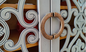 Комод 4х секционный с резными дверками серый.