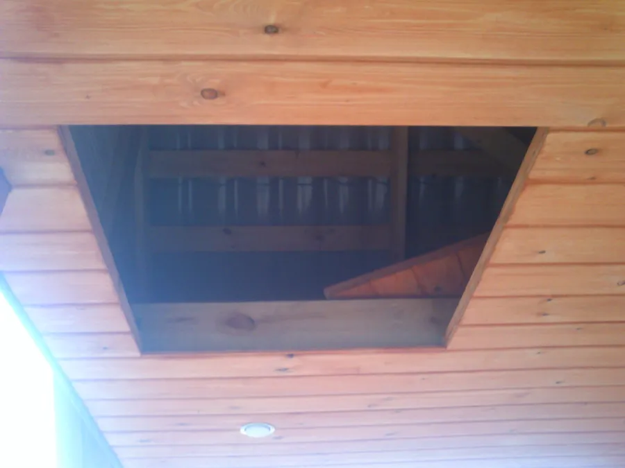 В потолке на веранде сделан вход на чердак.