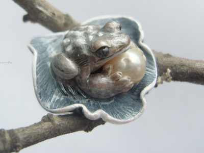 "Мглистая лягушка", необычное кольцо с речным жемчугом