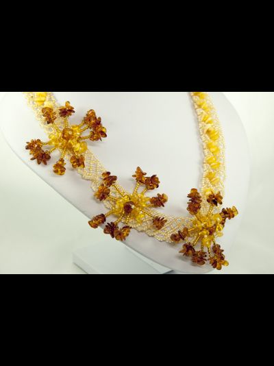 Колье с цветами из янтаря и чешского бисера 00499