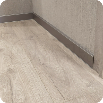 Плинтус ХДФ Dollken Cubu Flex Life 60мм Х 2,5 м 1246 Серебро платина в интерьере 3