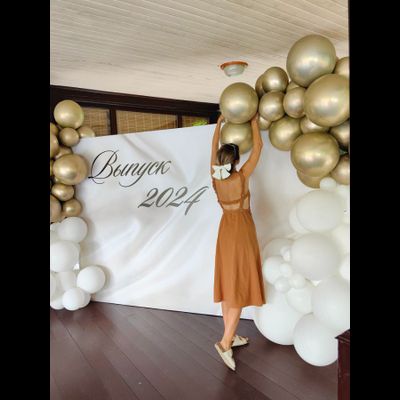 Оформление выпускного в светлом бело-золотом стиле № 1456