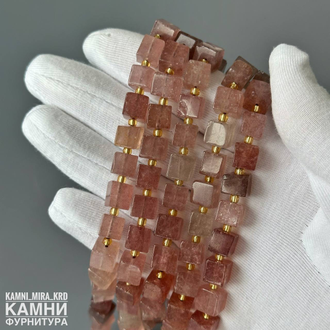 "Клубничный кварц" кварц с включениями гётита и слюдки рубиновой кубик 7x7-7,5x8,1 мм, цена за нить 19 см