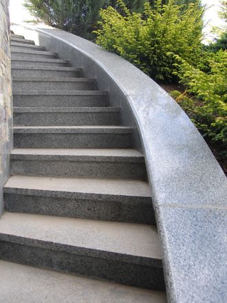 Винтовая серая каменная лестница