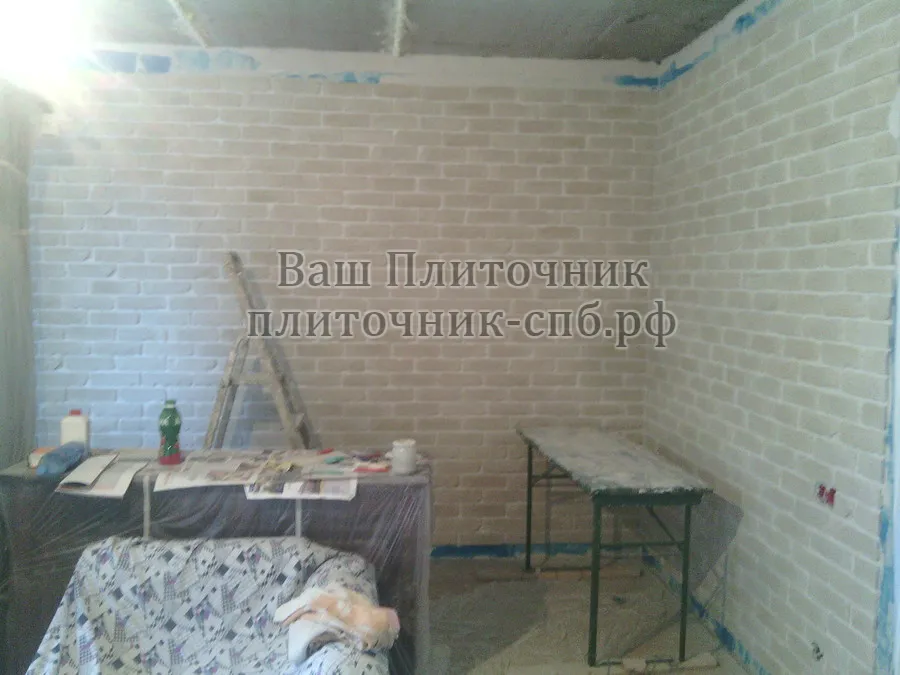 Облицовка стен и камина клинкерной плиткой.