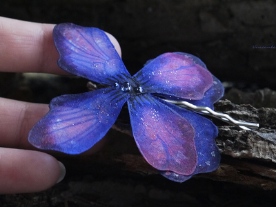 Летняя заколка-невидимка "Волшебная бабочка Гелиотроп" из расписанного вручную шёлка