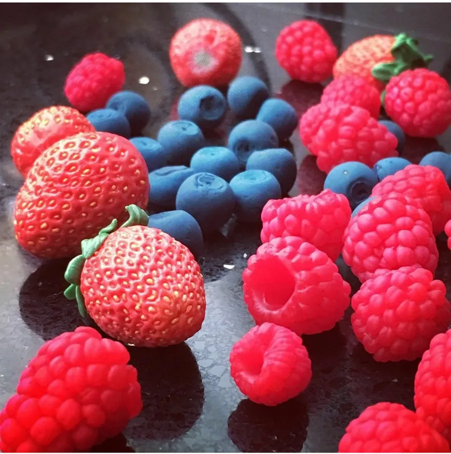 Ягоды ручной работы Виктории Щучкиной-Кожокару. Использованы молды "Клубника NEW", "Малина микс", "Черника"