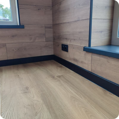 Плинтус ХДФ Dollken Cubu Flex Life 60мм Х 2,5 м 0110/1144 Чёрный в интерьере 5