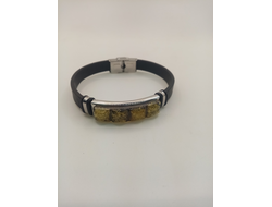 Браслет на каучуковом ремне с янтарем.