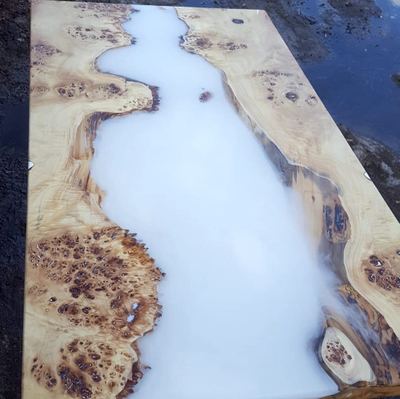 столешница с белой рекой из горного тополя