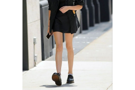 Подчерки свой образ черными ботинками DR. Martens из натуральной кожи. Размеры от 36 до 45. 