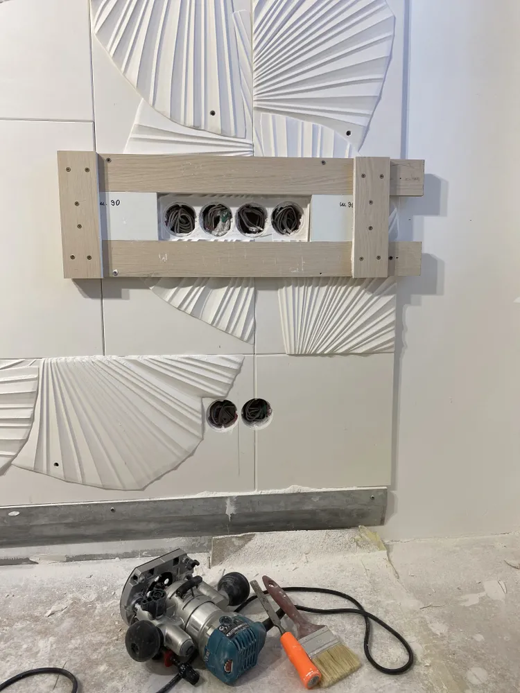 Далее работа за фрезером и стамеской. Срезаем рельеф строго по основание панелей.