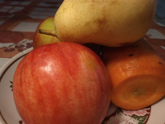 Свежевыжатый микс 100% из яблока груши и моркови приготовлен в домашних условиях | ферма СытникЪ