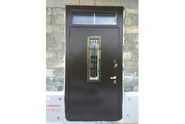 входная металлическая дверь со стеклопакетом и ковкой