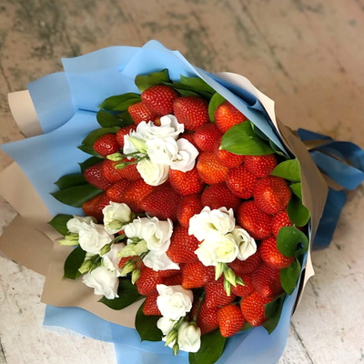 Букет "Клубничные облака"