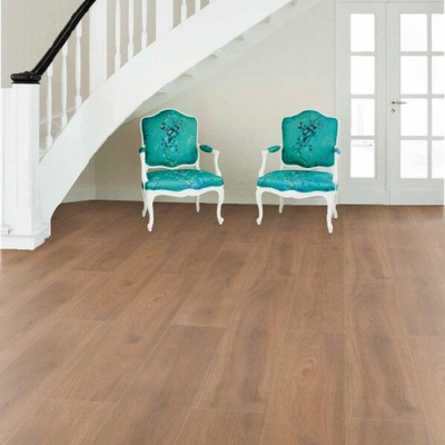 Декор ламината Wineo Дуб Баланс Темно-Коричневый LA182XXLV4 в интерьере гостиной