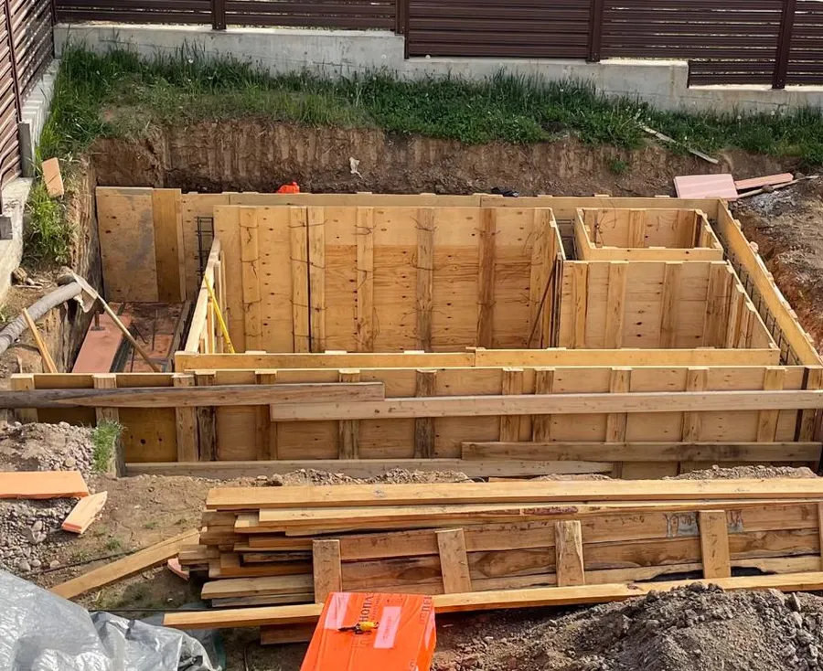 Создание опалубки в котловане 