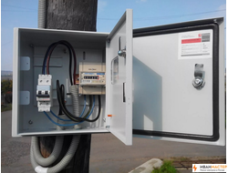 Установка и сборка электрощитка на столбе на участке в снт ИВАНМАСТЕР