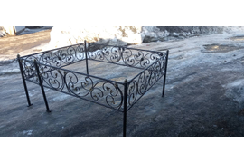 Ограда №13;
Высота полотна - 40 см;
Каркас - труба витая 25*25/столбы витые 40*40;
Рисунок - пруток 12мм;
Цена - 3000 (с лаком+150) р. за п.м.