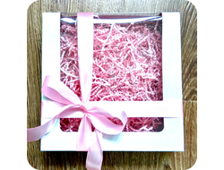 Подарочная белая коробка с прозрачным окошком, наполнителем и розовым бантом