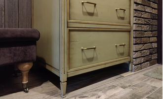 Высокий комод с 8 ящиками, цвет хаки.