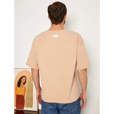 МУЖСКАЯ ФУТБОЛКА БЕЖЕВЫЙ "ЦВЕТОЧНЫЕ КЕДЫ"